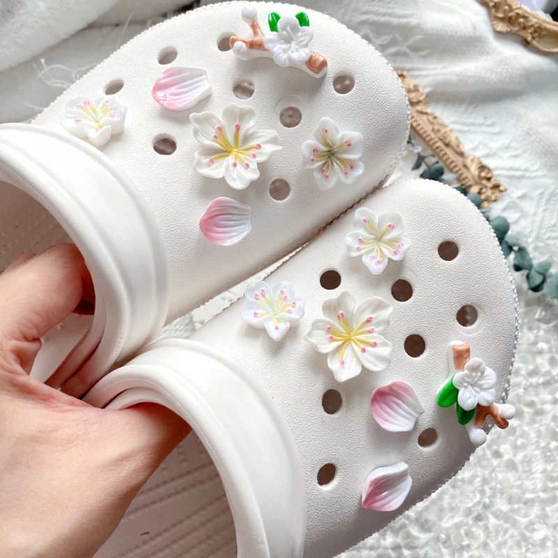 Hot Sales Fashion Shoe Charms for Creative Pearl and Flowers Clogs Shoe Buckle Cute Shoe Accessories Decoration for Girls Gift