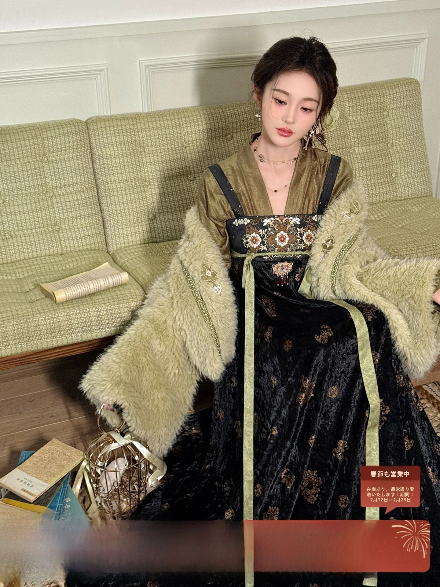 

Женский комплект из двух предметов: бархатная куртка с вышивкой и золотой фольгированной отделкой, юбка с воротником из искусственного меха, Зима 2025