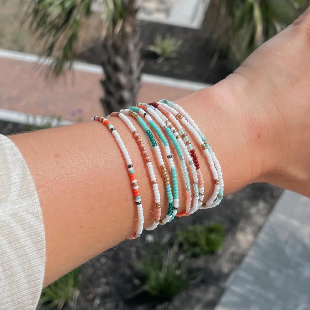 مجموعة أساور خرز البذور الملونة المصنوعة يدويًا مكونة من 15 قطعة للنساء والفتيات، مجوهرات الصداقة المرنة المزخرفة بالخرز إكسسوارات الصيف والشاطئ