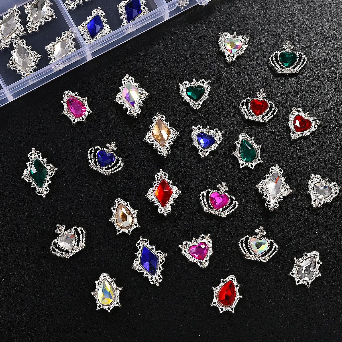 การตกแต่งเล็บ Rhinestone ระยิบระยับในมงกุฎเงินและรูปทรงหยดน้ําสําหรับเล็บ DIY