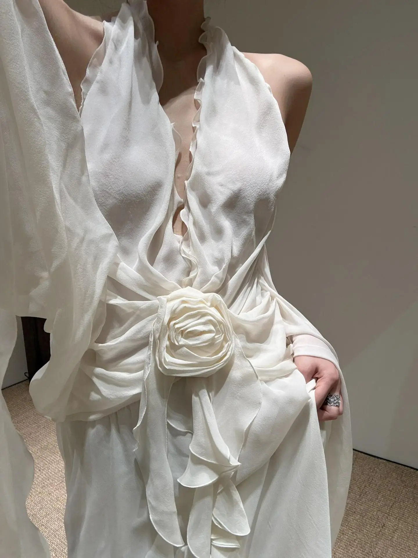 หรูหราสีขาวคอแขวนชุดฤดูใบไม้ผลิผู้หญิง Flounce ชุดยาวแขนกุดฤดูร้อนสูงเอวซิปความยาวชุดชายหาด