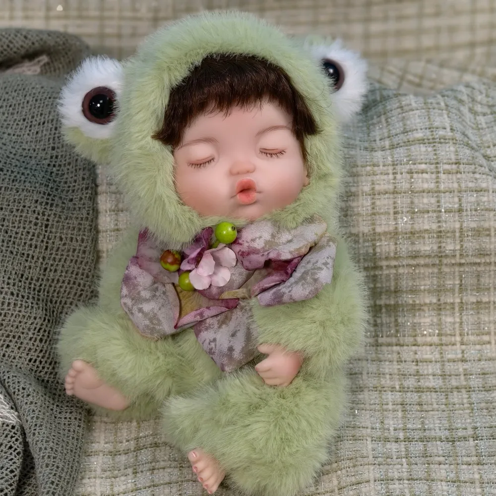 10 นิ้วตุ๊กตาเด็กทารก Reborn ตุ๊กตาเต็มรูปแบบ Kawaii ไวนิลสาว Original กบสีเขียวหมวกเหมือนจริง 3D ผิว Reborn สําหรับเด็ก Xmas ของเล่น