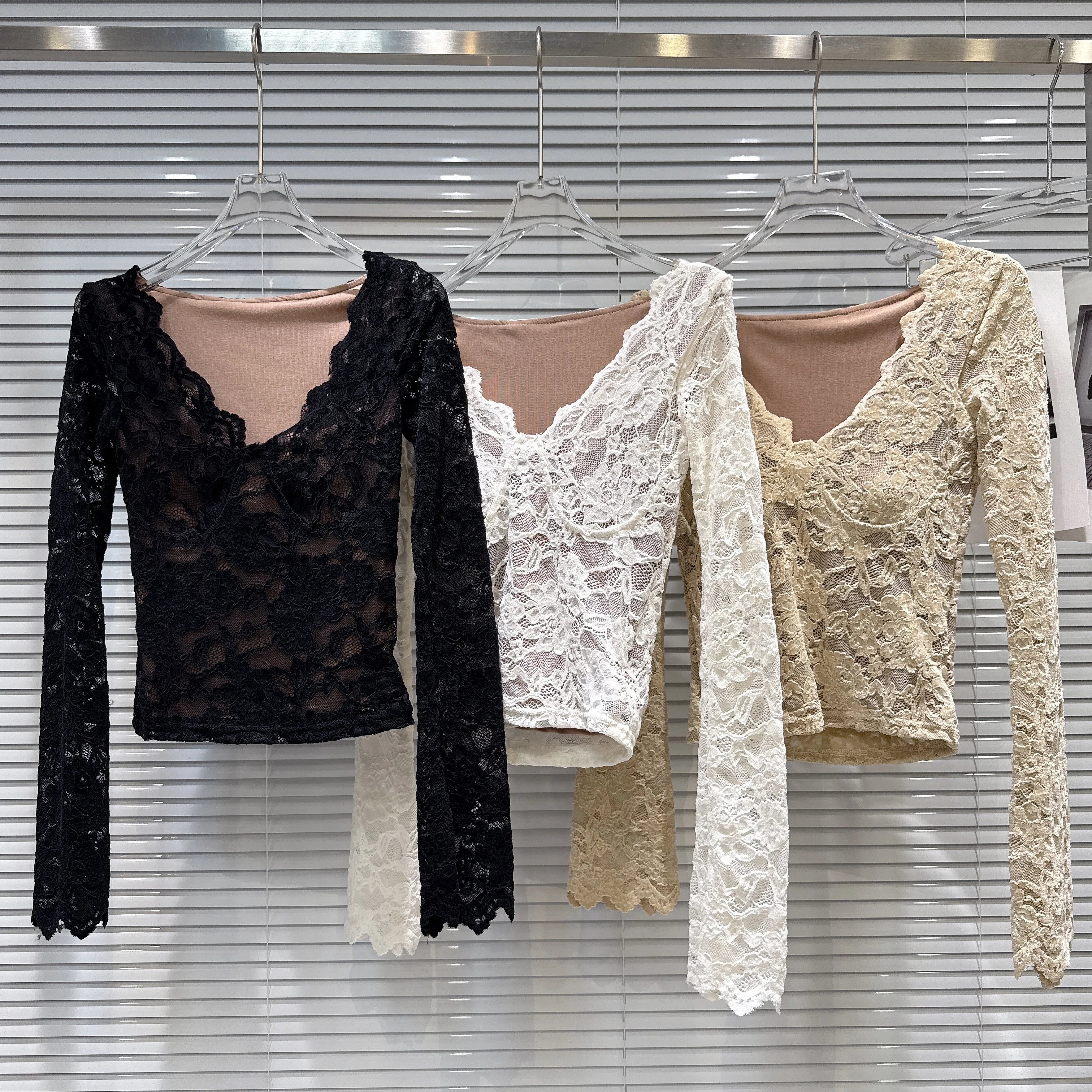 

Зима 2025 года, новый сексуальный облегающий кружевной топ с v-образным вырезом и волнистыми краями, с длинными рукавами, базовая рубашка для женщин