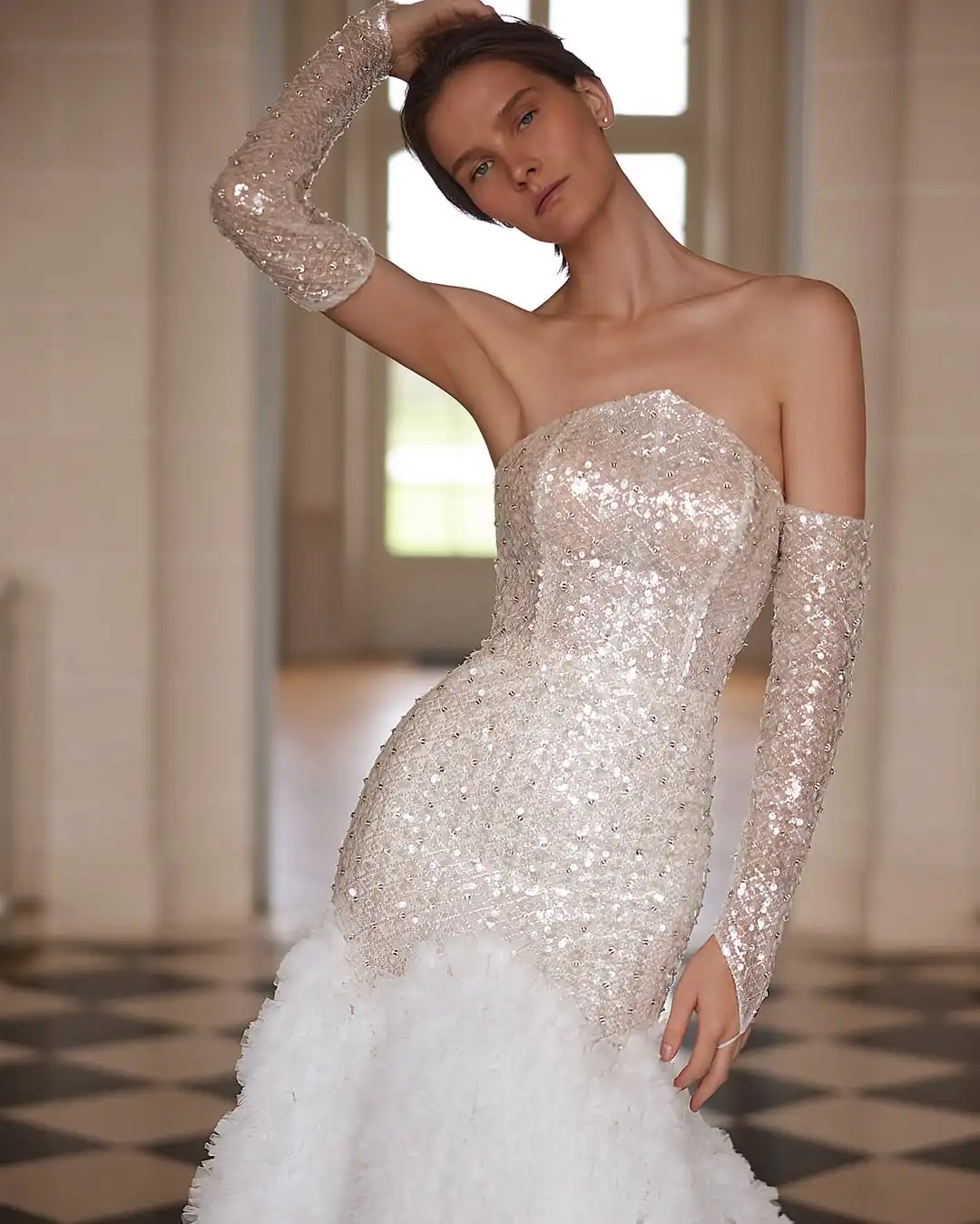 Glänzende Pailletten-Trompeten-Brautkleider, schickes trägerloses Pailletten-Meerjungfrau-Brautkleid, wunderschönes Brautkleid mit Rüschenfalten und Schleppe