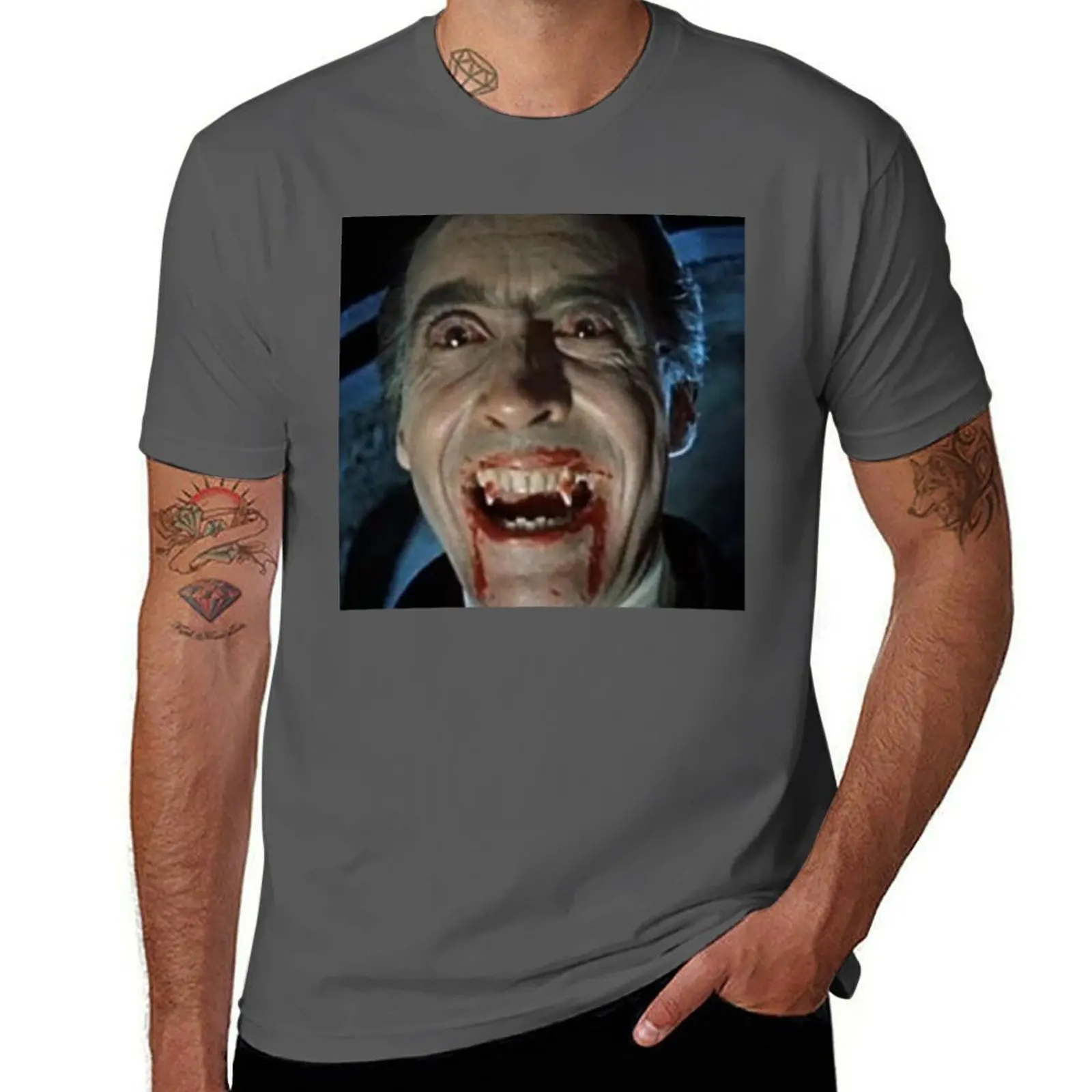 VAMPIRO. DRACULA. Christopher Lee en el papel principal de Drácula.1958. Camiseta con temática navideña
