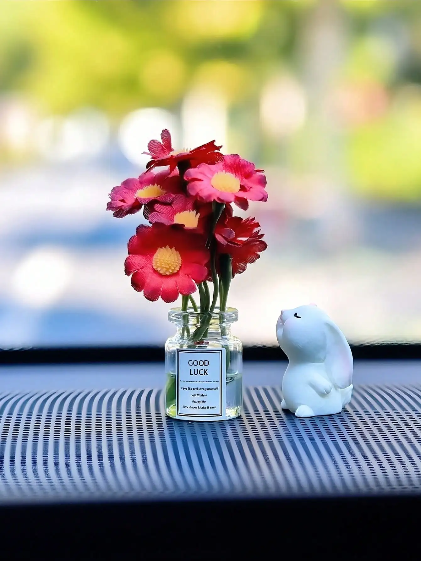 

Adorable mini ornaments featuring daisy vase and lovely bunny design. Sweet delicate style caters to female aesthetic, ideal decorative decor and thoughtful gift choice for ladies.