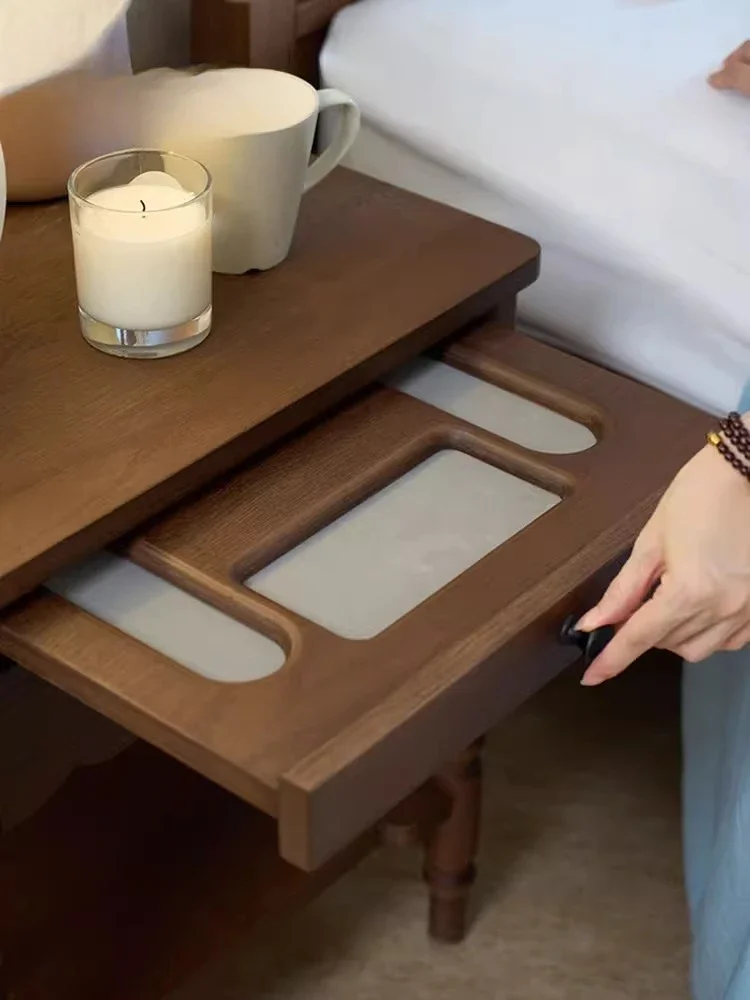 طاولة بجانب السرير من الخشب الصلب في العصور الوسطى، وخزانة مقصورة مخفية لغرفة النوم المنزلية، وإحساس التصميم المتكامل