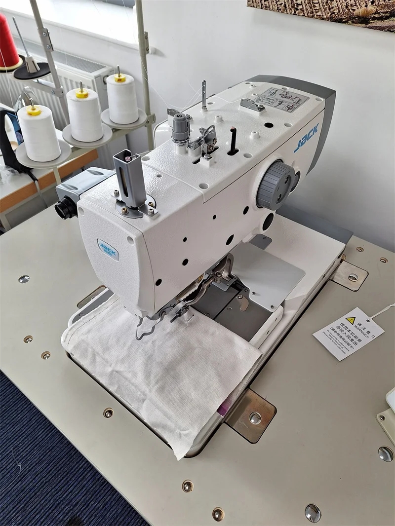 Nuova macchina per asole elettroniche JACK 9820 per cucire asole Macchina da cucire elettronica per occhielli con buco della serratura con tavolo