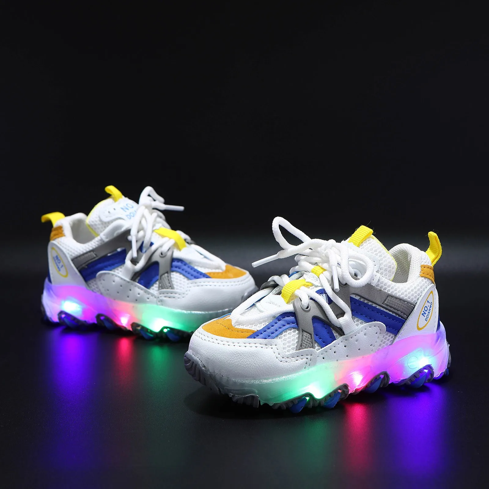 Fashion Children Lighting Shoes for Boys Girls Light Up Shoes Kids Shoes Sports Shoes Breathable Mesh Comfortable Sneakers