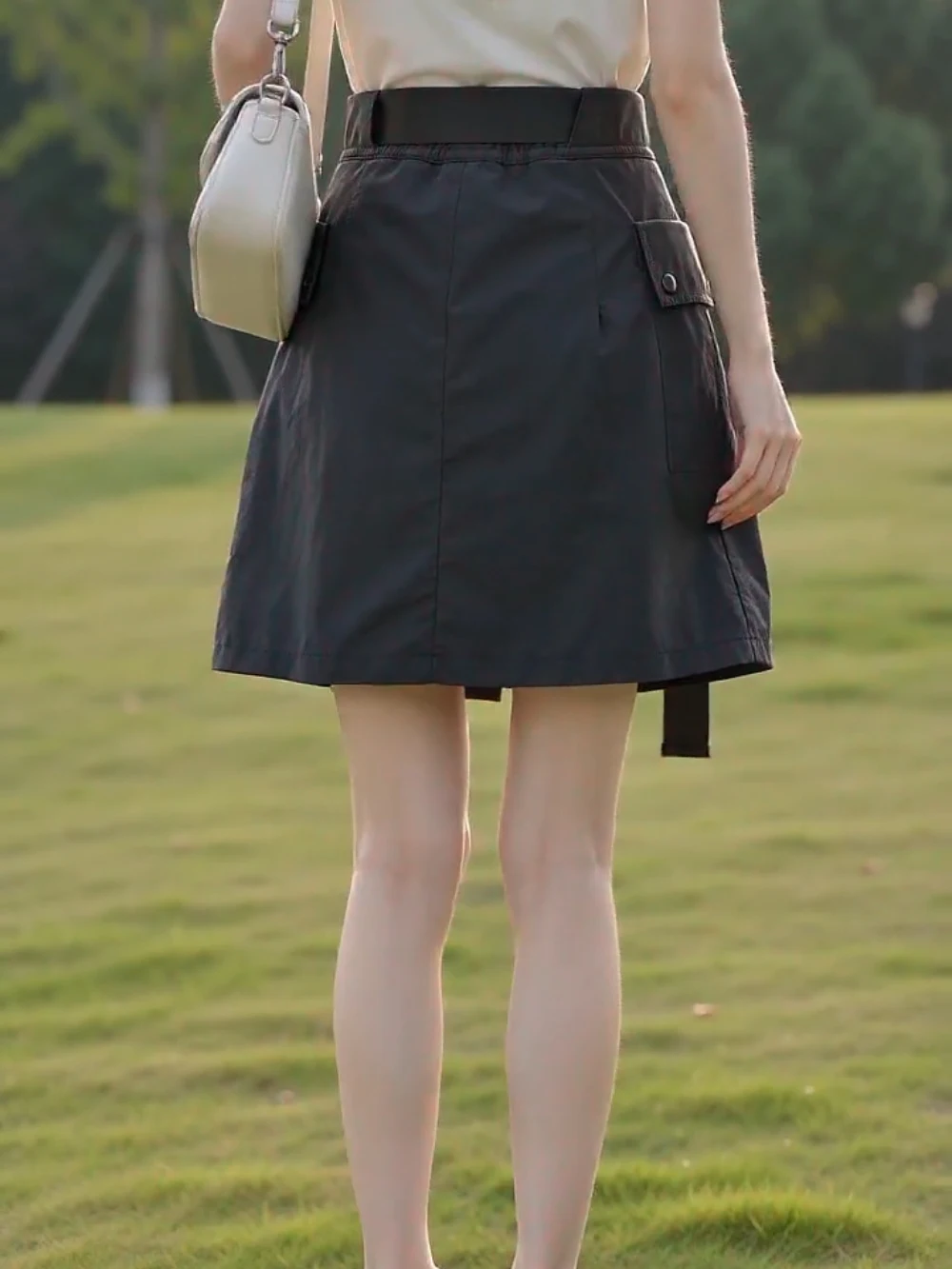 Damen High-Waist A-Linien-Shortsrock mit verstellbarem Gürtel, Seitentaschen & Schlitz am Saum – Schwarzes, vielseitiges Outfit für die legere Bürodame – Detail 13