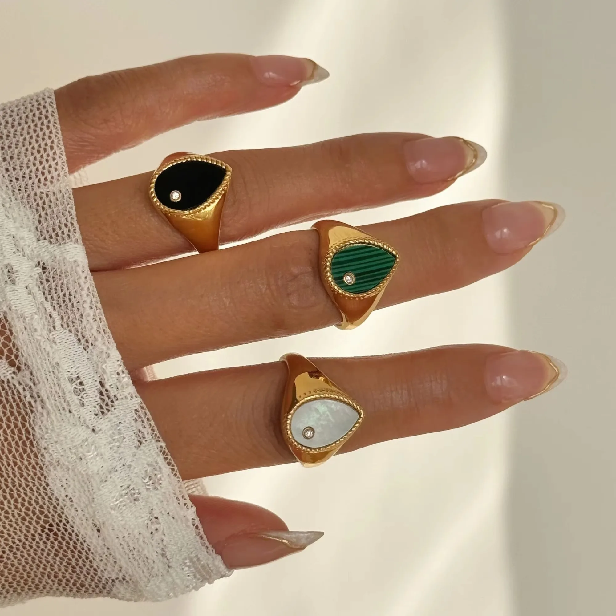 Фото Модные водонепроницаемые кольца из нержавеющей стали с покрытием из 18-каратного золота, классические жемчужные кольца с цирконом для женщин, элегантные роскошные ювелирные изделия