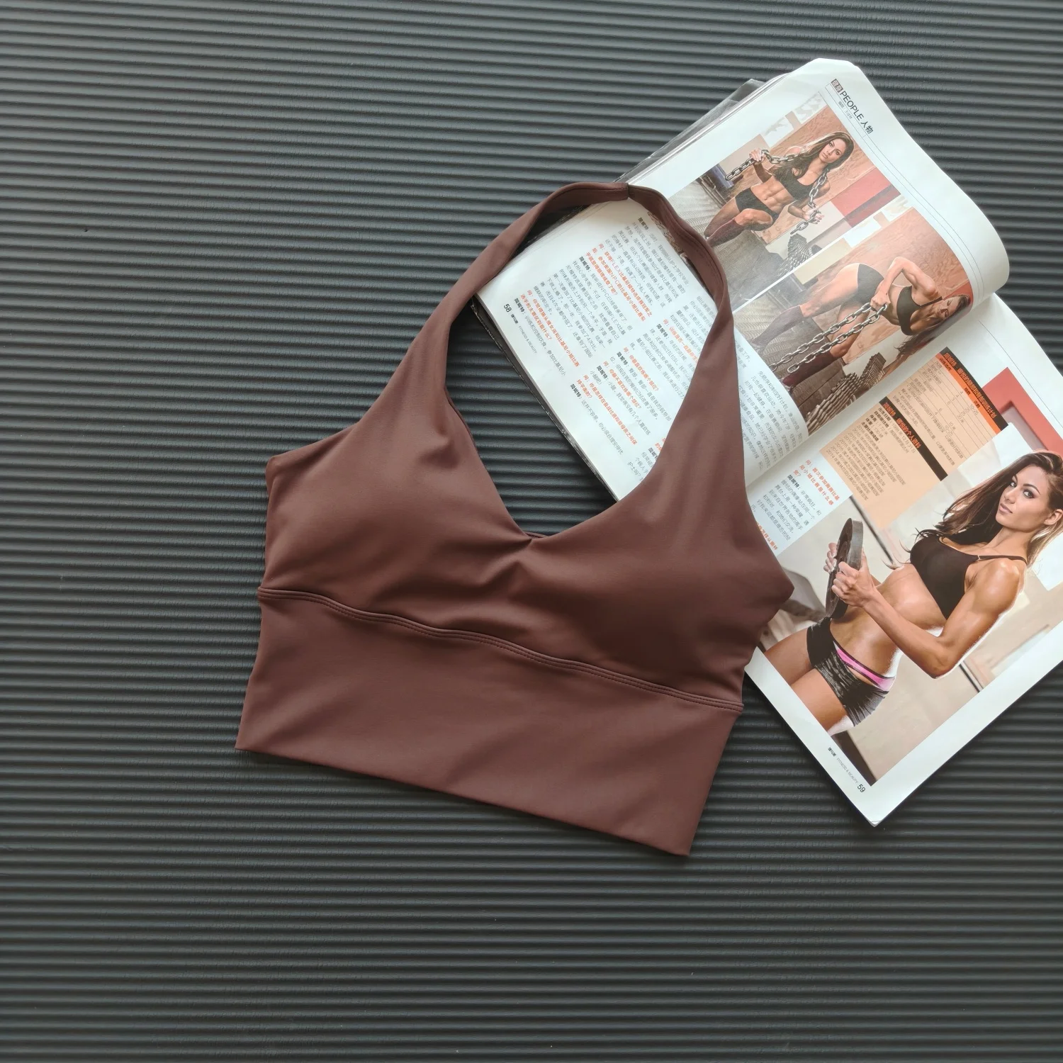 Damen-Sport-BH mit V-Ausschnitt und Halterneck, ultra-elastisch, mit Polsterung, offenem Rücken, Fitness-Tanktop für Yoga, Workout und Activewear – Detail 13