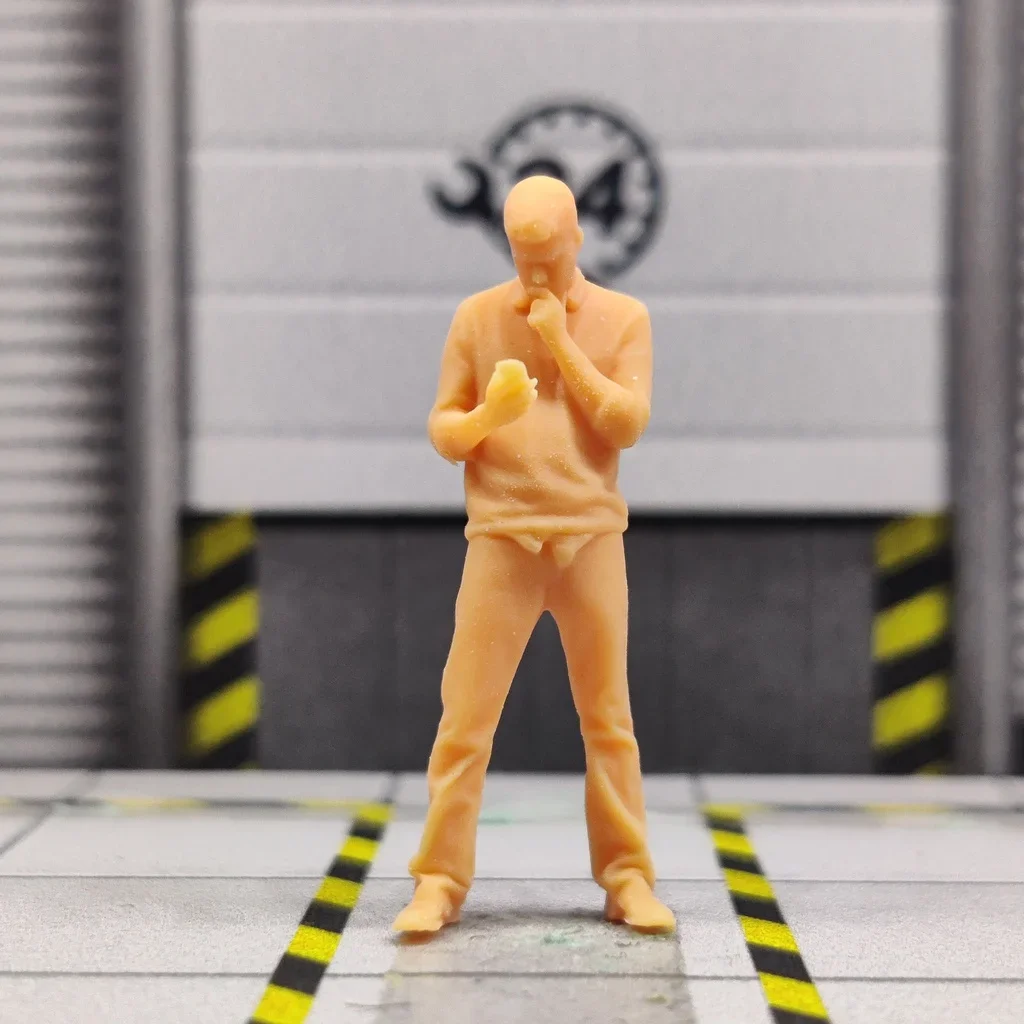 

1/64 1/43 Scale Model Resin A Man Looking Down At His Mobile Phone Uncolored Miniature Diorama Hand-painted S824