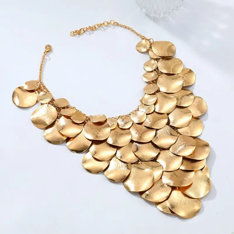 Collana con nappe a cascata con piastra metallica esagerata per donna Collana lunga multistrato Accessori per il collo con gioielli in stile bohemien