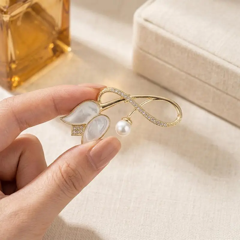 Fashion Rose Crystal Pearl Brooch Light Luxury Pin for Women Temperament Elegant Accessory for Suit Blouse Scarf