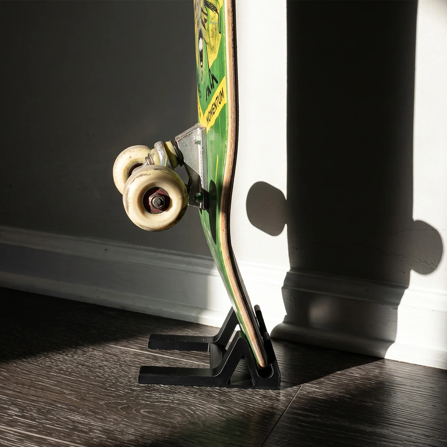 Skateboardständer für aufrechte Lagerung und einfachen Zugriff; geeignet für die meisten Skateboards; rutschfest und kippsicher.