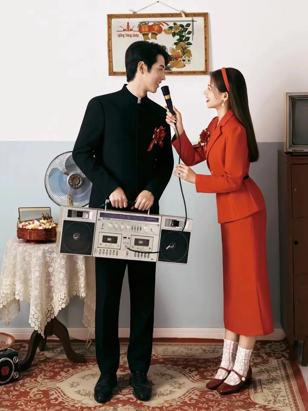 

Retro Style Red Wedding Dress Couple Photography 80s Theme Studio Background Chinese Style Men's Suit Vintage Fashion