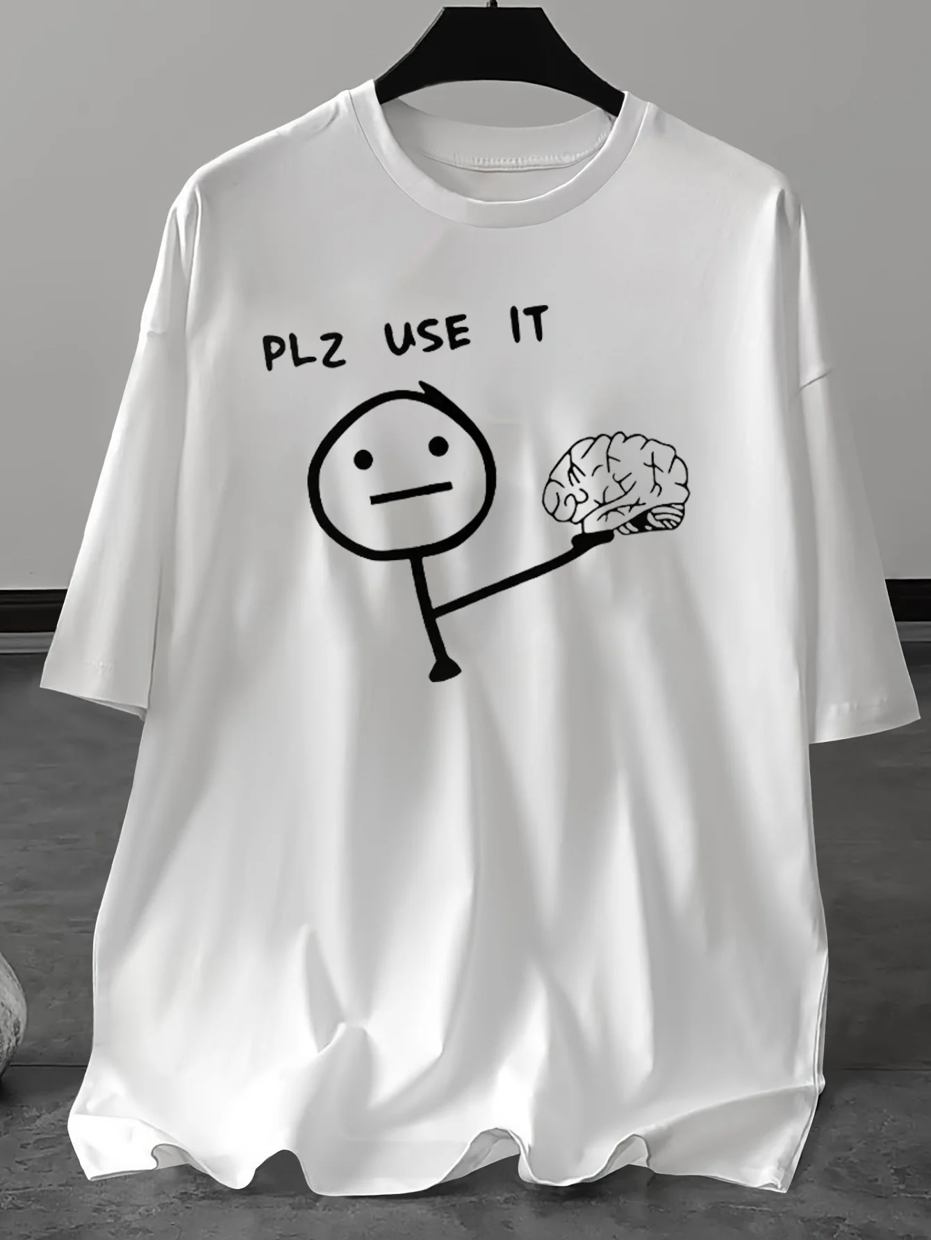 

Men's short-sleeved T-shirt with street style, with a fun and creative graffiti print reading "PLZ USE IT"