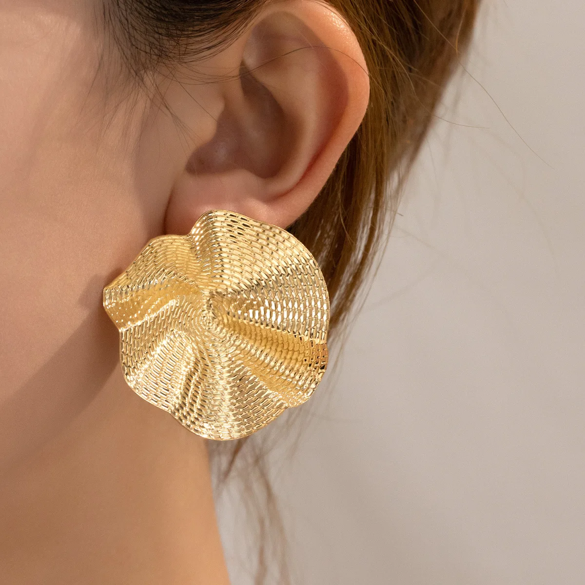 HUANZHI Gold Color Wrinkle Flower Stud Earring for Women Girls Personality Exaggerated Large Vintage Party Jewelry New