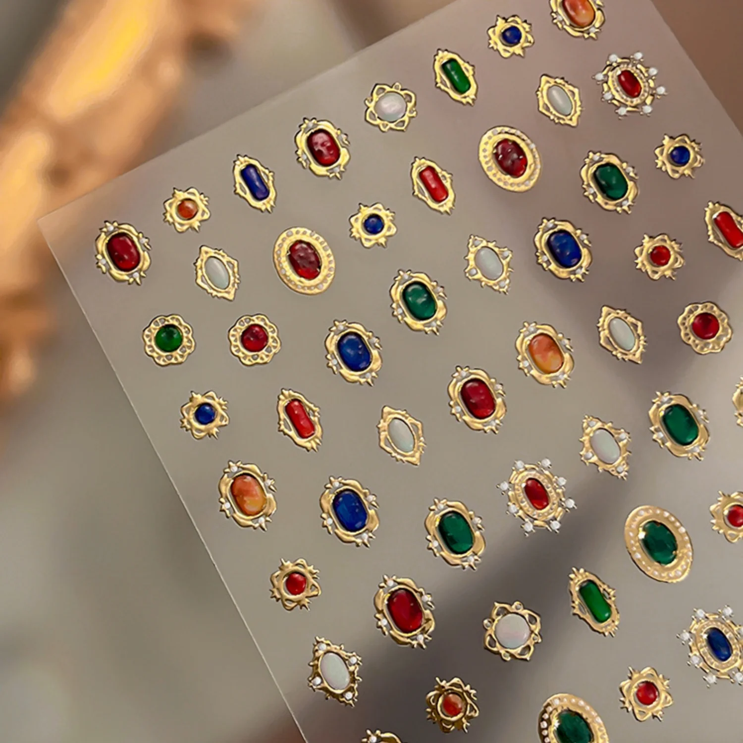 Luxuriöser Barock-Nagelaufkleber mit Goldrahmen, Farbimitation von Edelsteinen und Perlen, Retro Selbstklebende Aufkleber, Elegante Maniküre-Dekoration – Detail 3