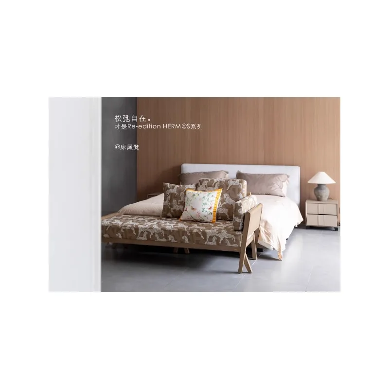 Luie fauteuil van massief hout