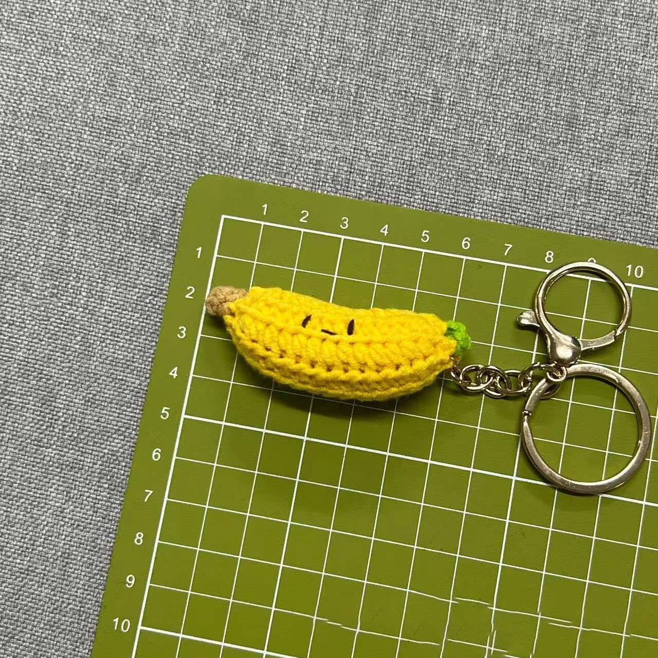 Gehäkelter Schlüsselanhänger mit abgezogenem Orangenmuster, handgestrickter Fruchtanhänger für Taschen, niedlicher Orangenanhänger, ein schönes Geschenk. – Detail 5