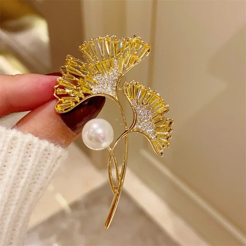 CC Trendy Brooches Ginkgo Leaf Shape Lemon Yellow Color Zirconia Coat Pins Imitation Pearl Scarf Clasp Elegant Brooch Gift B117