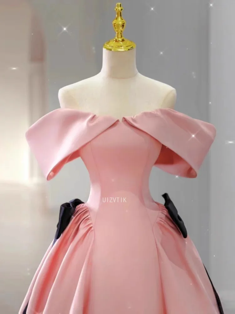 Rosa schulterfreies Prinzessin-Abschlussballkleid, schmales, süßes Quinceanera-Kleid mit Schleife und Schnürung, luxuriöses, bodenlanges Hochzeitskleid aus Satin