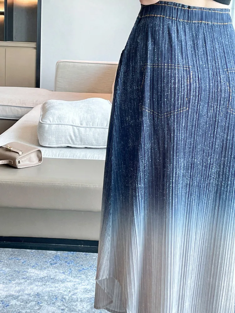 YFPF Blue Gradient กระโปรงผู้หญิงแฟชั่น Miyake จีบเอวสูงสายกระโปรงลําลองอเนกประสงค์ 2025 เสื้อผ้าใหม่ 3A442