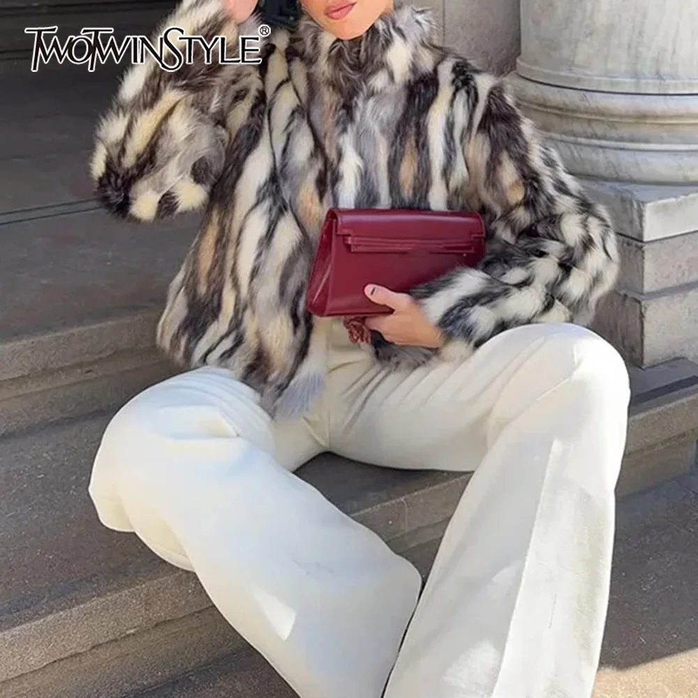 

TWOTWINSTYLE Роскошное пальто из искусственной лисы для женщин, теплая куртка с воротником-стойкой и длинными рукавами в стиле пэчворк на пуговицах, женская осенняя новинка