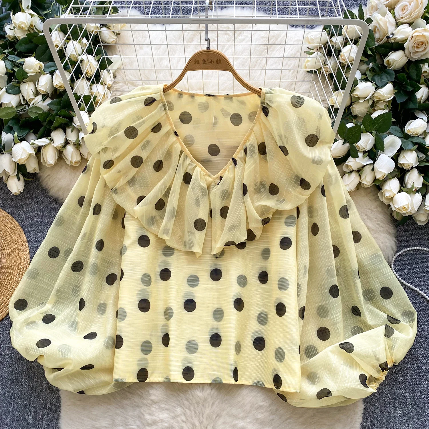 Frühling Neue Süße Polka Dot Lose Hemd Rüschen Design Puff Hülse Weibliche V-ausschnitt Tops Temperament Sheer Casual Frauen Blusen