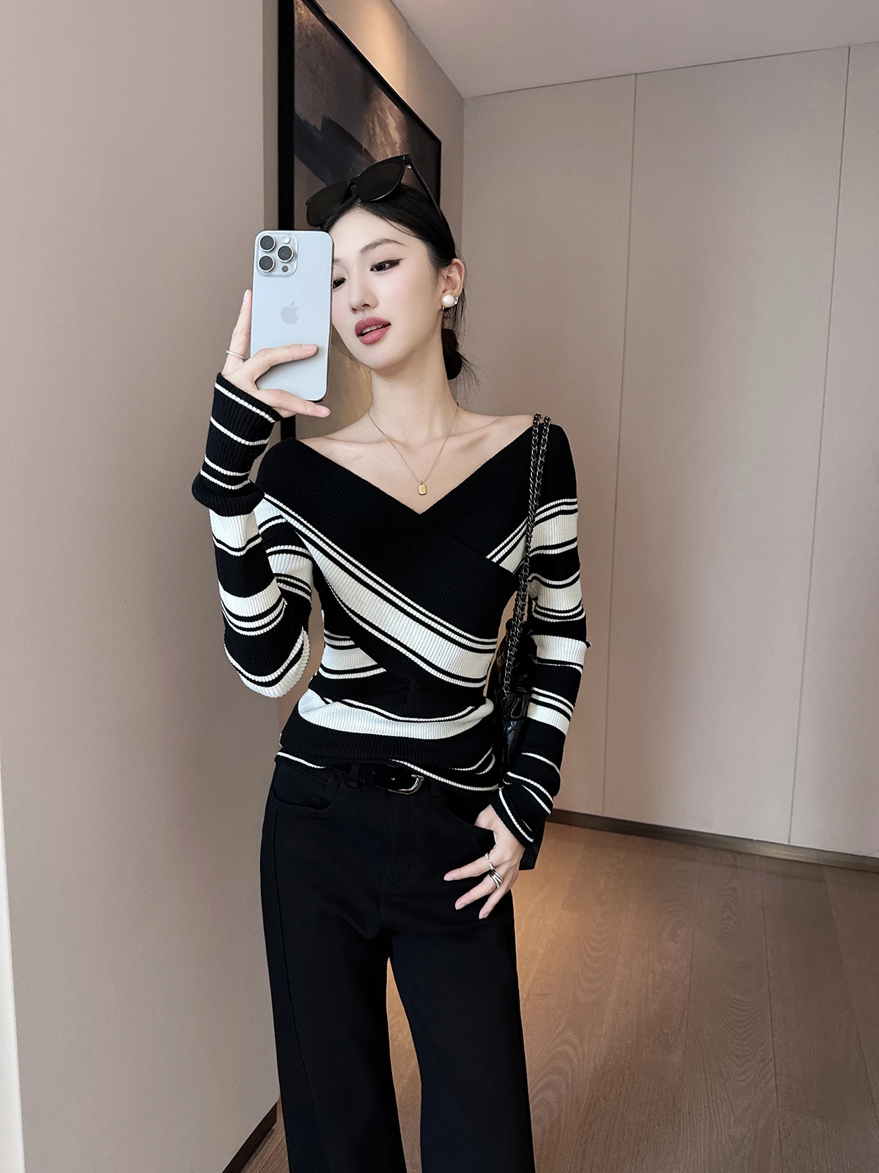 

Женский облегающий вязаный свитер с V-образным вырезом, утягивающий талию, в полоску, мягкий, комфортный, с длинными рукавами, новинка зимы 2025