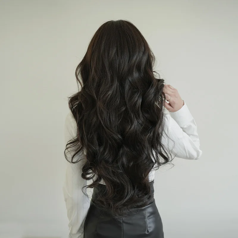 

Женские длинные волнистые волосы с центральной проборкой, высокие волнистые локоны, элегантная центральная прядь, объемный верх, небольшая кружевная прядь из синтетического волокна.