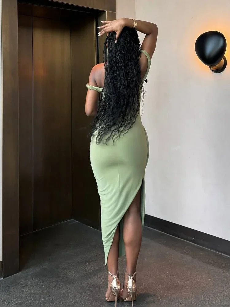 فستان Chaxiaoa غير منتظم مُزين بقطع القماش للنساء مثير برقبة مائلة وفتحة جانبية أنيق وضيق ومطاط للصيف نحيل ماكسي Bodycon