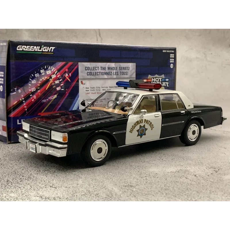 

Diecast Green Light 1:24 Scale Ford Crown NYPD/ Chicago Alloy Car Model Collectible Toy Gift Souvenir Display Ornament