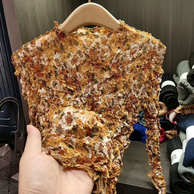 Miyake plis 2025 printemps et été nouveau plissé col montant haut peinture à l'huile coupe ajustée à manches longues T-shirt femmes