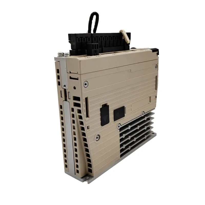 SGDH-04AE Y705 Новый в коробке сервопривод SGDH Применение промышленной автоматизации для ПЛК PAC и специальных контроллеров