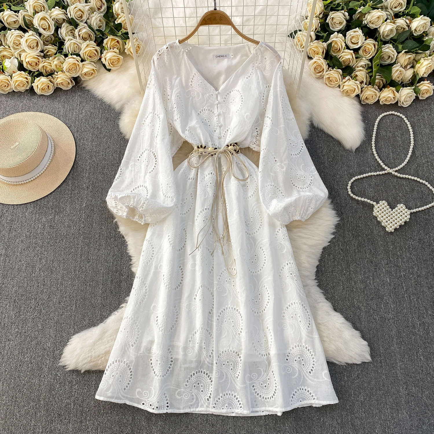 Sukienka damska w stylu boho, jednolita, z wycięciami, kwiatowym wzorem, luźna, w kształcie litery A, z długimi rękawami typu latarnia, dekolt w serek, długość do połowy łydki.