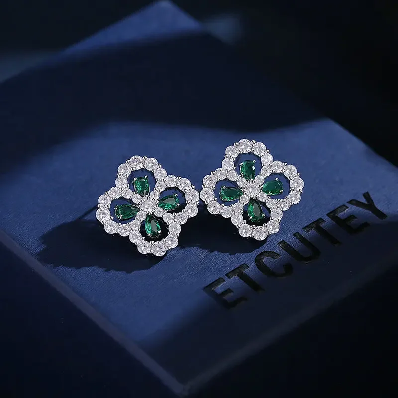 Brincos com design de nicho incrustado de zircão, colares de flores da moda, correntes de clavícula e joias de trevo