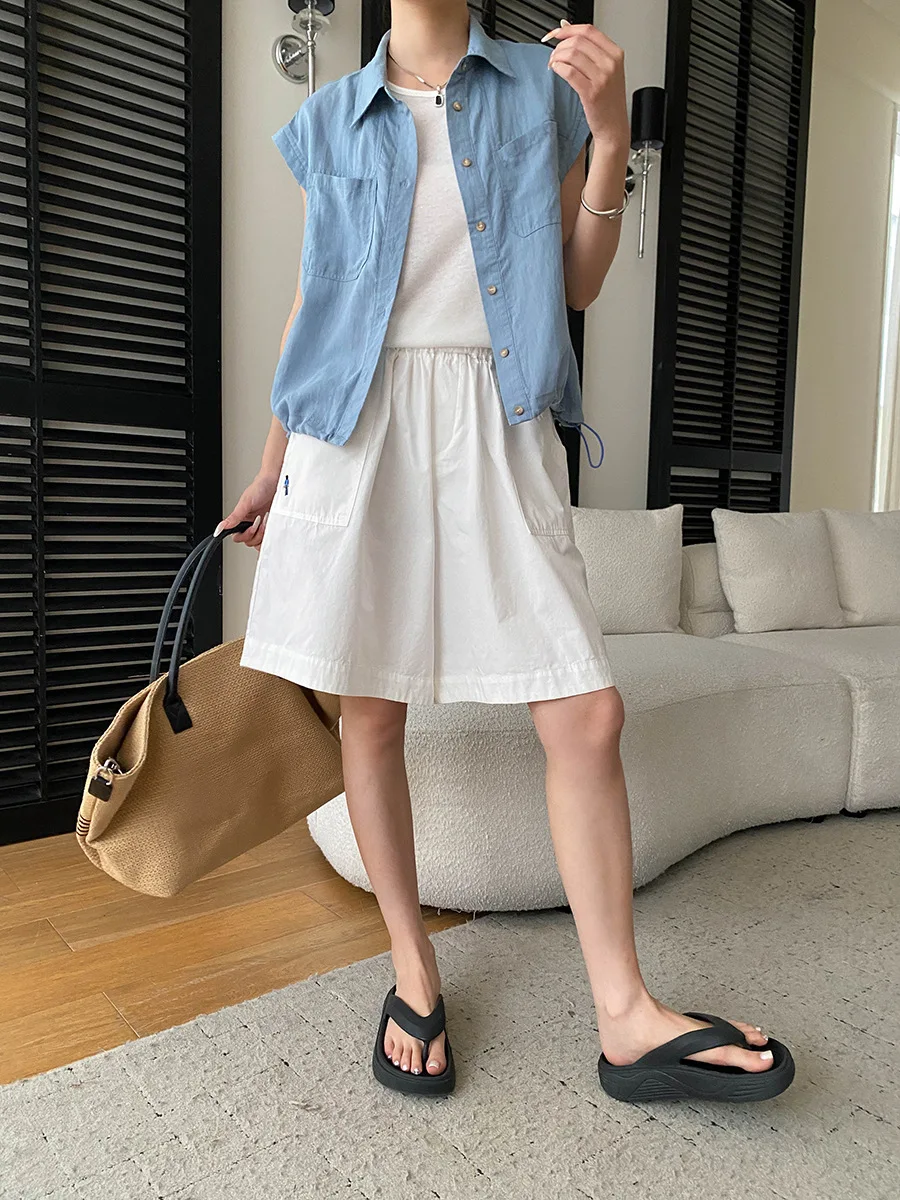 Sommerliches Damenhemd in unifarbenem Design mit Reverskragen, zwei Taschen und lockerem, kurzem Flügelärmel. – Detail 15