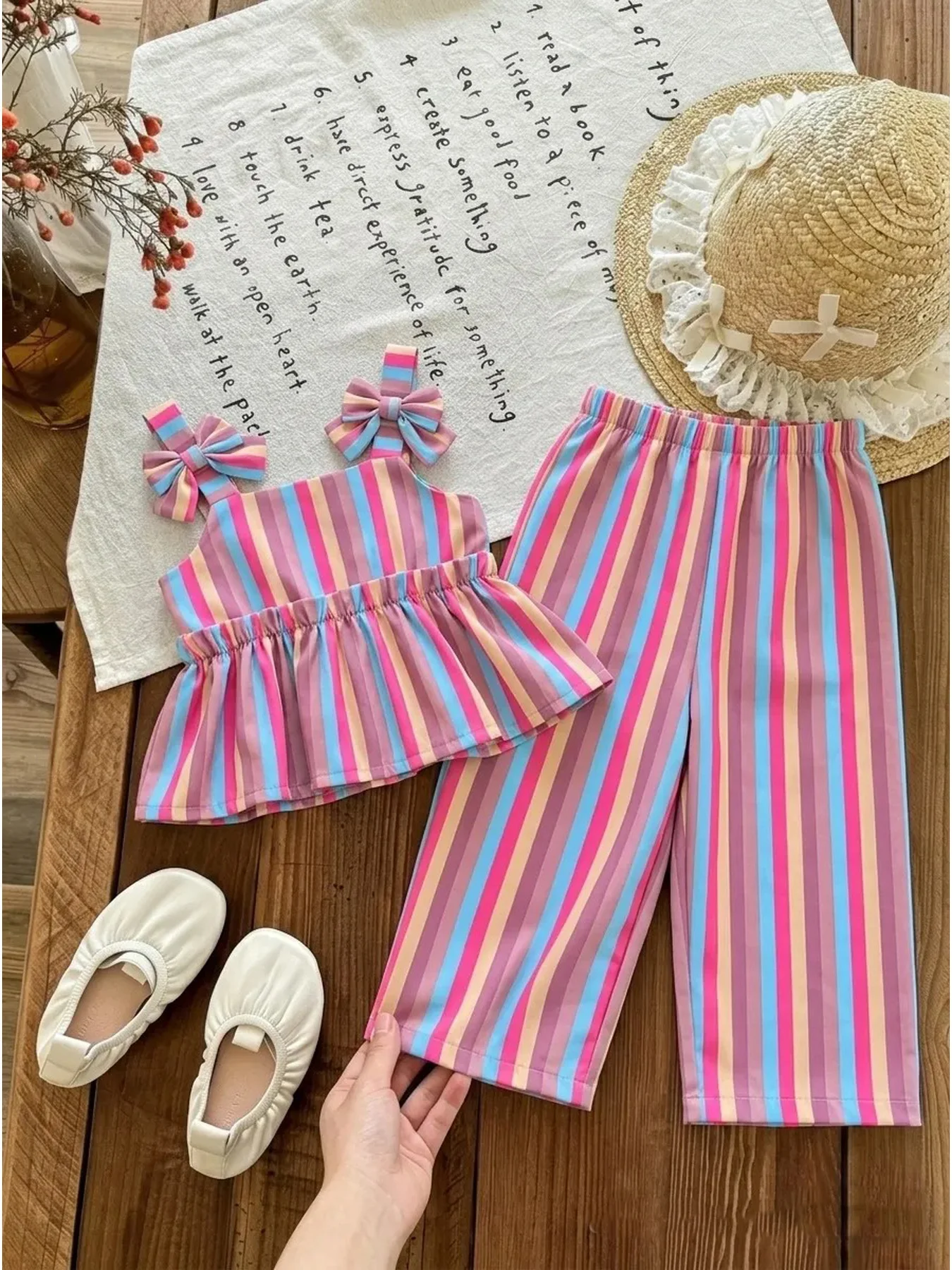Baby- und Kinderkleidung, Lässiger Dicker Trägerrock mit Schleife und Farbblockmuster, Oberteil mit Elastischem Bund, Gestreifter Hosenanzug – Detail 6