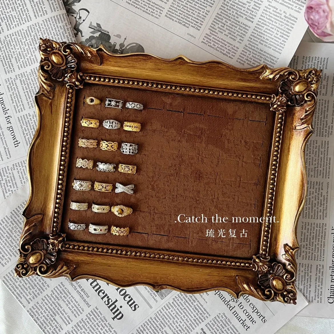 

Ring disc display stand, retro jewelry in jewelry display, shooting and storage