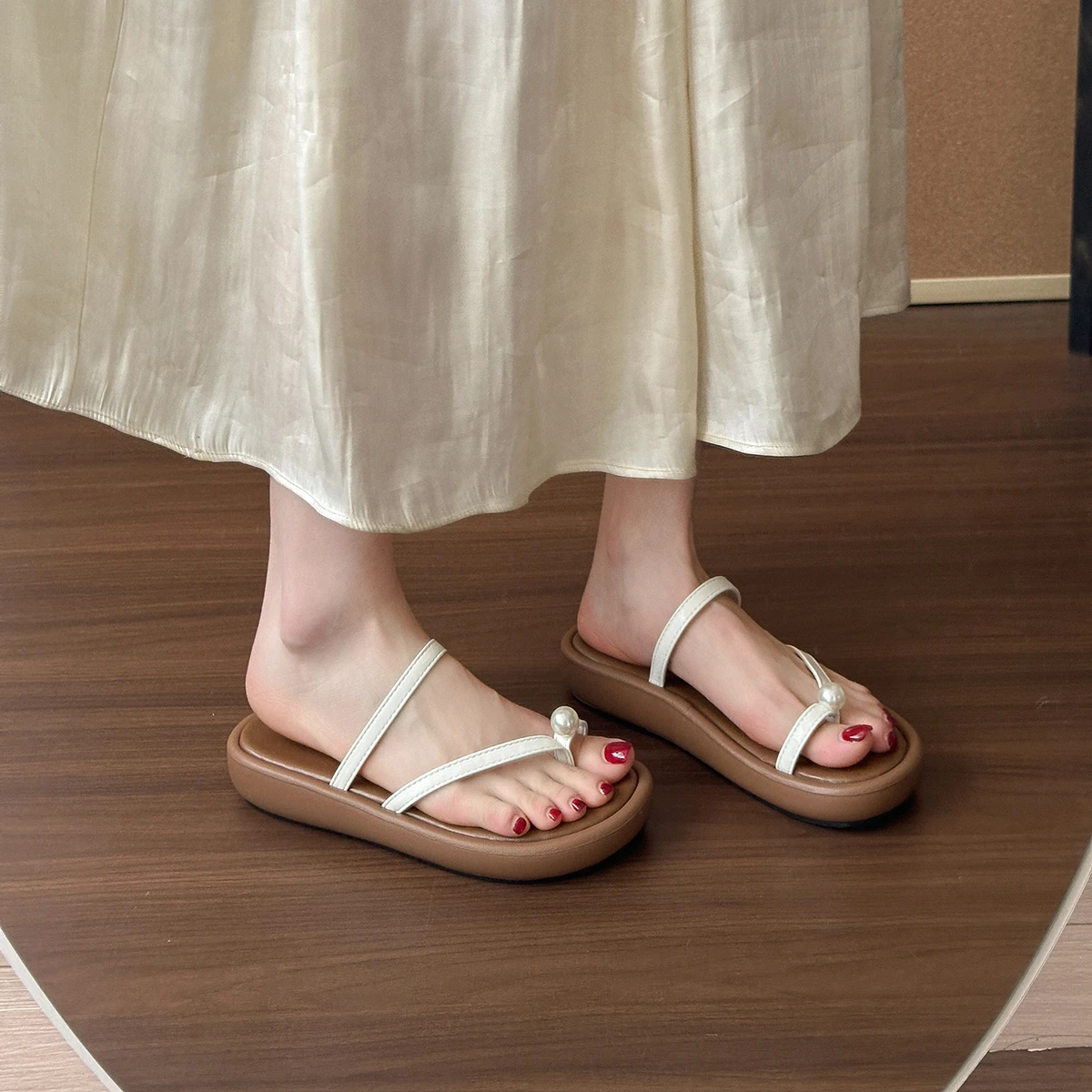 2025 المرأة الجديدة تو مثبت النعال للنساء الصيف ملابس خارجية مشبك معدني شقة القاع صنادل شاطئ #2