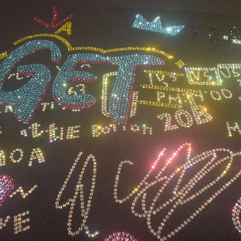 يتم استيراد أنماط الحروف الإبداعية الماسية المنقوشة عالية الجودة على القمصان والجينز والغطاءات وإكسسوارات الملابس