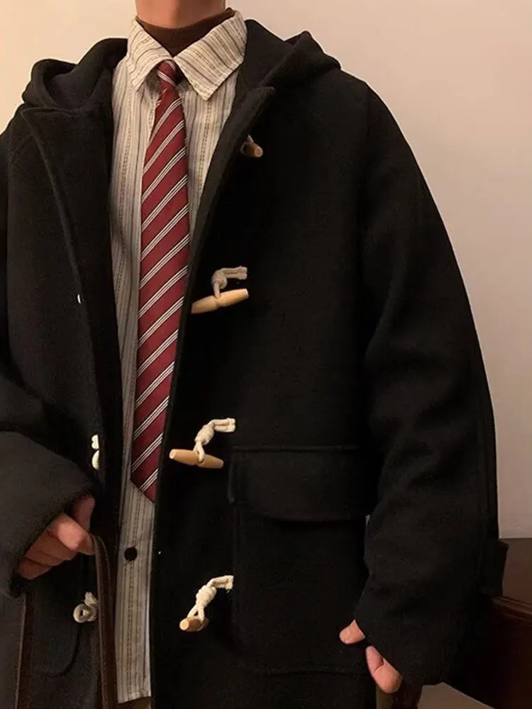 

Мужской свитер из шерстяной смеси с V-образным вырезом, узором косы и полосками, с заостренным удлиненным низом, сохраняющим форму.