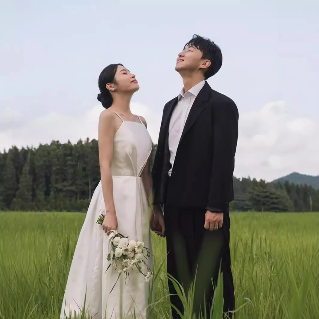 Lekka suknia ślubna Satyna Proste paski spaghetti z odkrytymi ramionami High Sense Trip Shoot Rejestracja Mała średniej długości damska