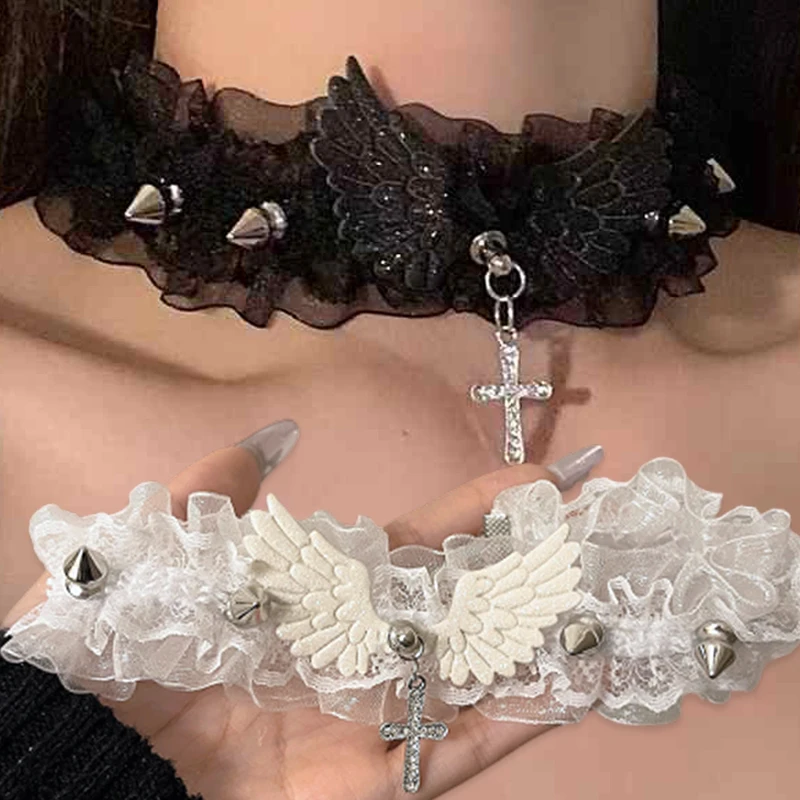2025 Nuovo collare con ciondolo croce in pizzo con ali d'angelo sexy Personalità gotica scura femminile Collana semplice e versatile