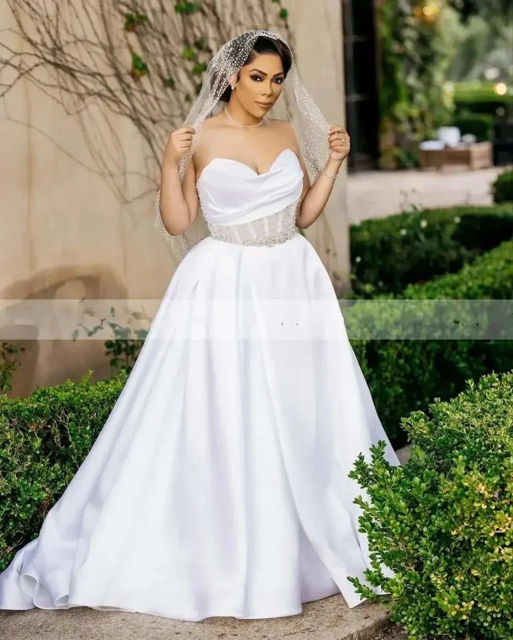 ชุดแต่งงานทรงเอไลน์แบบซีทรูประดับลูกปัดปี 2025 แบบสั่งตัดได้ ชุดเจ้าสาวแบบหวาน ผ้าซาติน สไตล์สวน แอฟริกัน