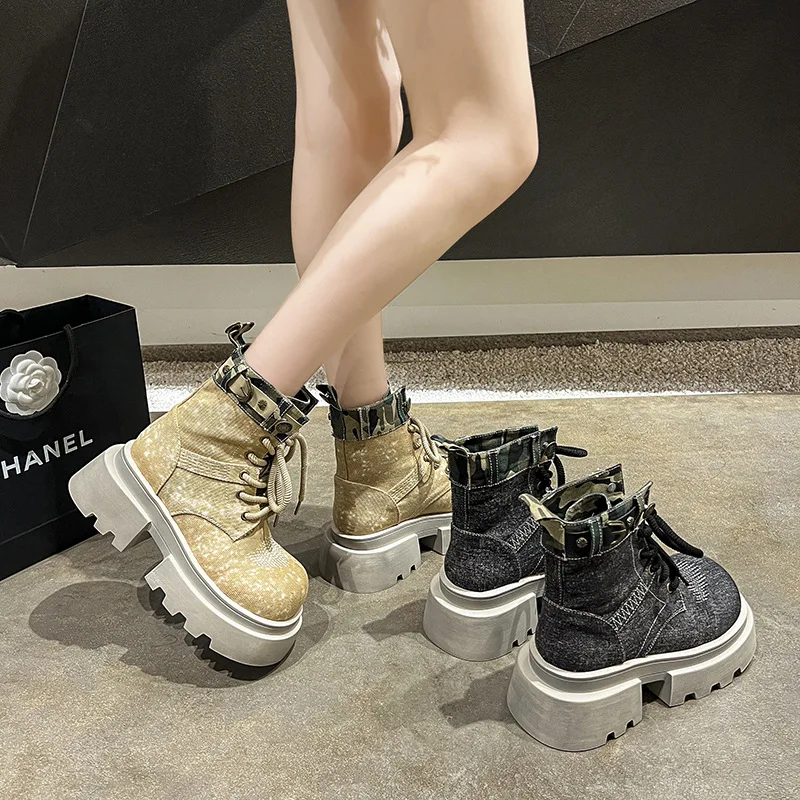 الدنيم قماش أحذية الموضة للنساء 2025 الصيف سميكة سوليد تنوعا موضة أحذية بوت قصيرة النمط البريطاني مدخنة الأحذية