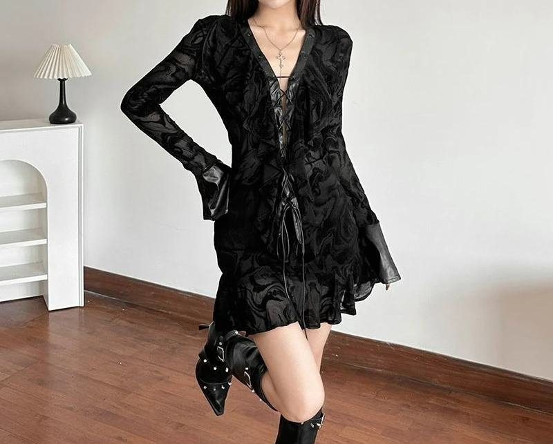 

2026 Dark Splicing Straps V-neck Dress Design Sense Thin Waist Skirt